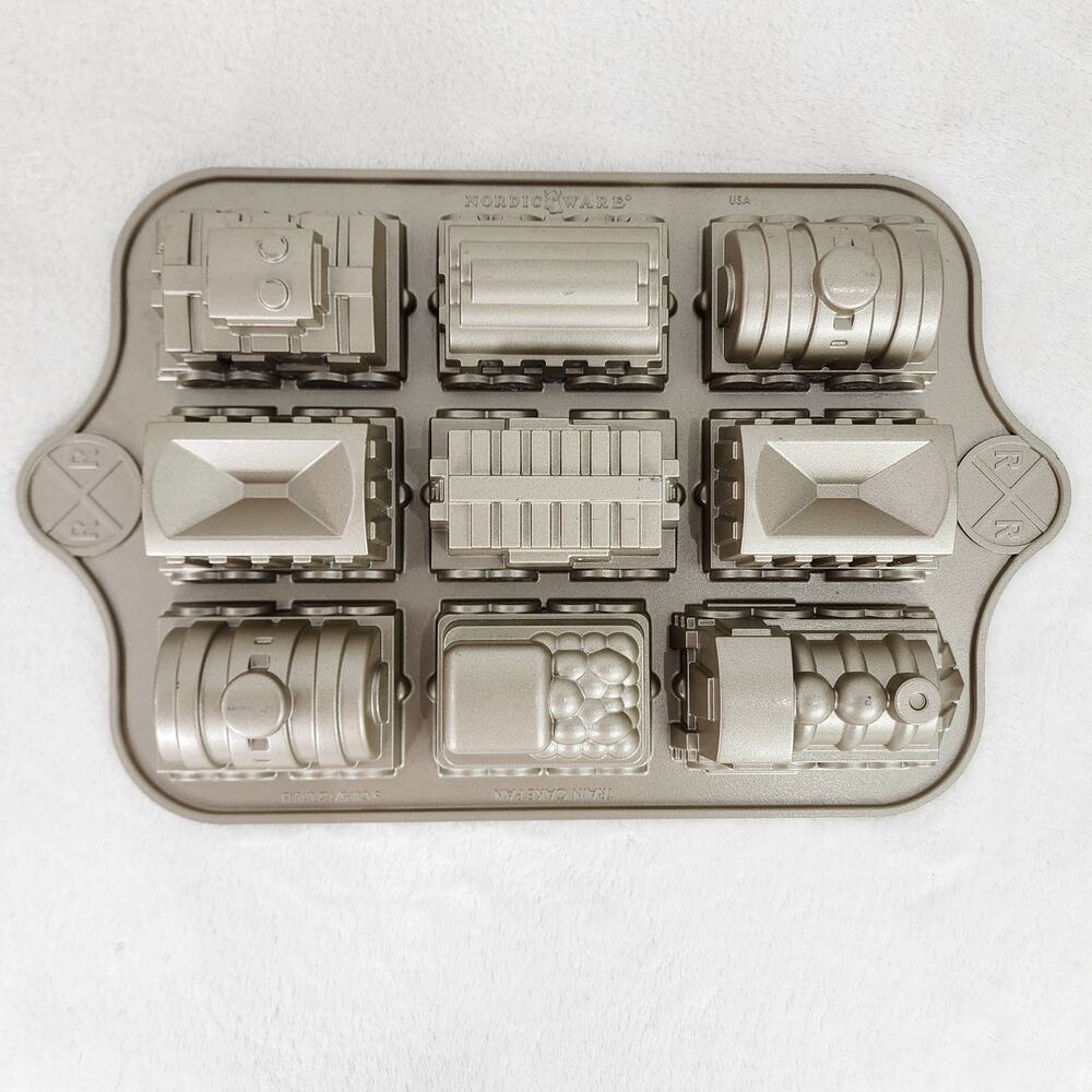 Nordic Ware Train Cake Pan Williams Sonoma Gold. 5 Cups. Made in the USA EUC